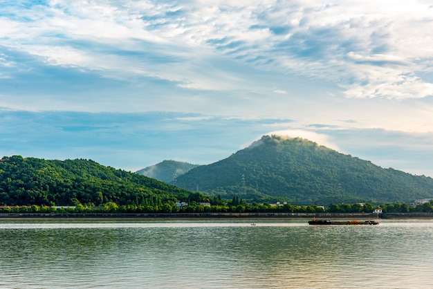 Paisagem de mounatin e rio