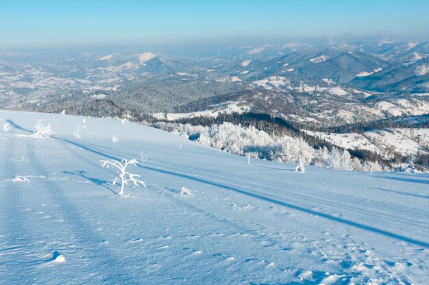 Paisagem de neve de montanha de inverno