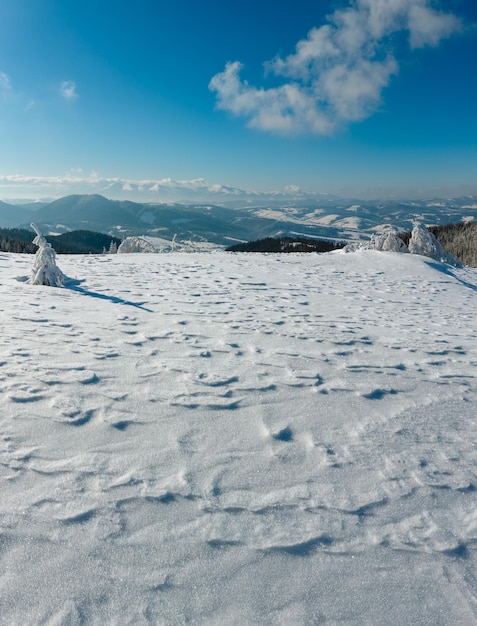 Paisagem de neve de montanha de inverno