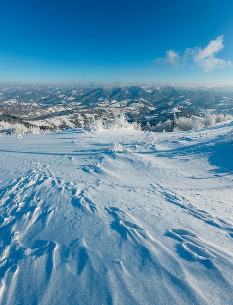 Paisagem de neve de montanha de inverno