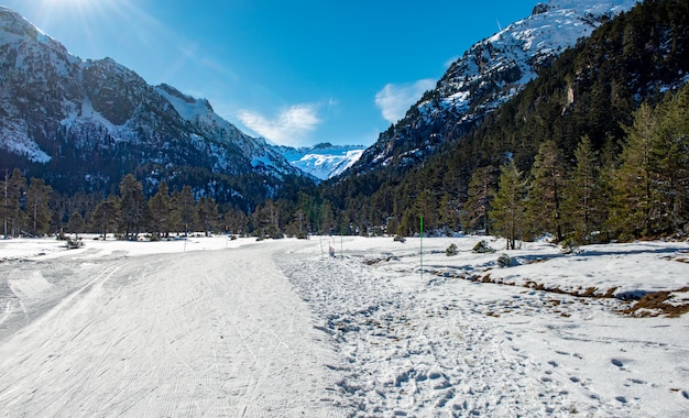 Paisagem de neve nas montanhas dos pirinéus franceses