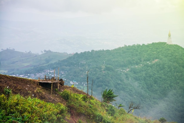 Paisagem de nevoeiro e montanha na tailândia