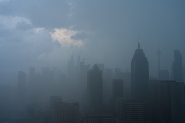 Paisagem de nevoeiro intenso no centro da cidade de kuala lumpur