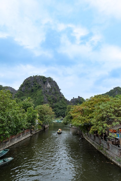 Paisagem de Ninh binh no Vietnã área do lago Tam coc com paisagem cárstica e rio