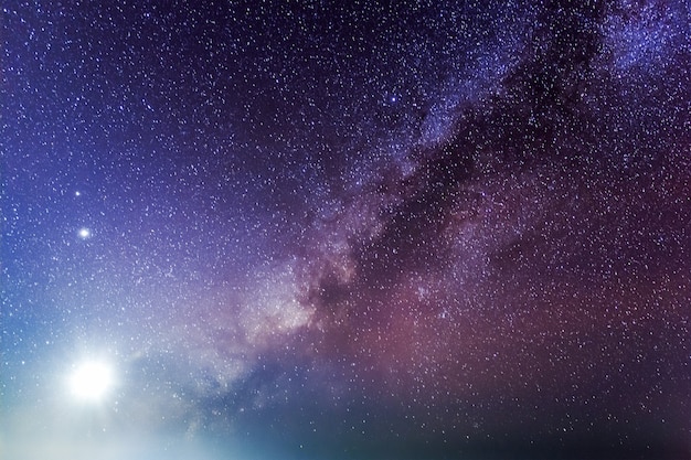 Paisagem de noite estrelada com luar e Via Láctea