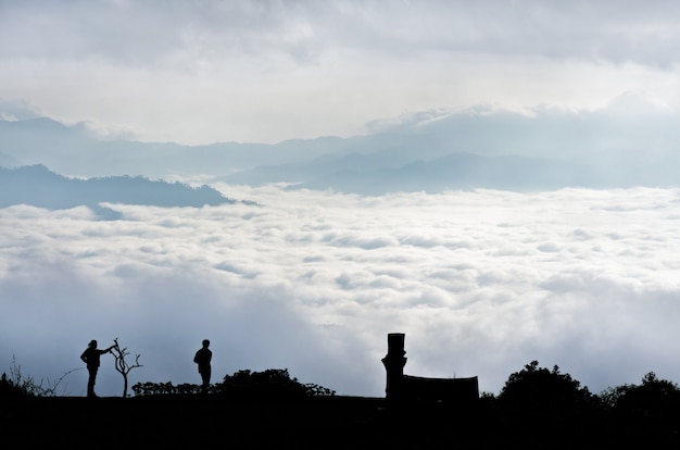 Paisagem de nuvem acima da cordilheira pela manhã da alta montanha no ponto de vista do parque nacional Huai Nam Dang, província de Chiang Mai e Mae Hong Son, Tailândia