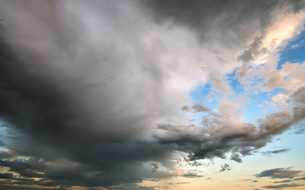 Paisagem de nuvens escuras formando-se no céu tempestuoso durante uma tempestade.