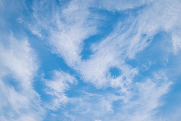 Paisagem de nuvens no céu azul Nuvens abstratas em diferentes formas derretendo no céu