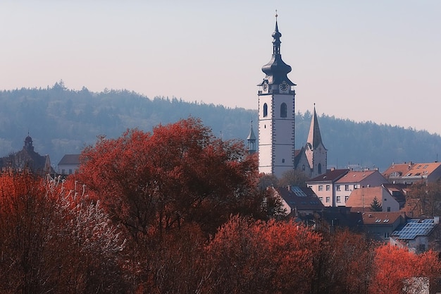 paisagem de outono amarelo praga/vista panorâmica dos telhados vermelhos de Praga, a paisagem de verão indiano tcheca com árvores amarelas