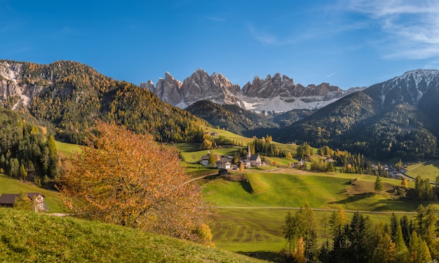 Paisagem de outono com montanha