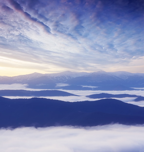 Paisagem de outono com névoa matinal nas montanhas. crepúsculo antes do amanhecer. meia hora antes do amanhecer. montanhas dos cárpatos, ucrânia, europa