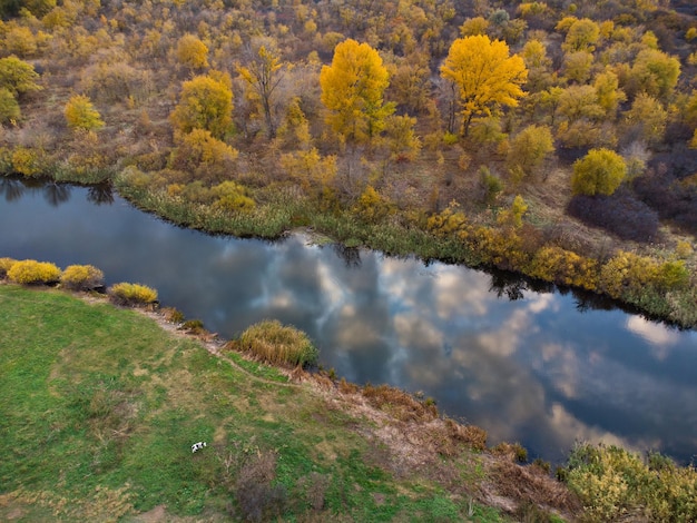 Paisagem de outono com rio e árvores amarelas