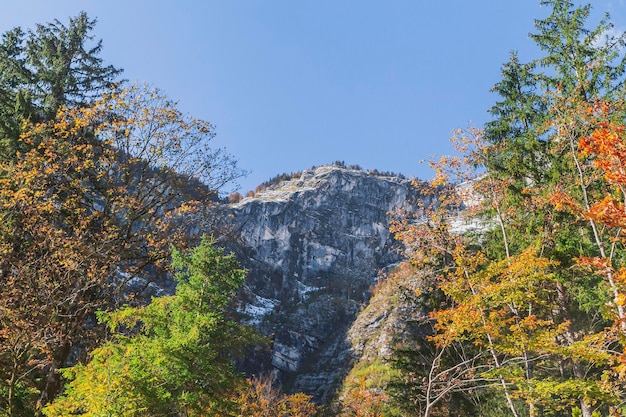 Paisagem de outono. Cordilheira alpina na Eslovênia