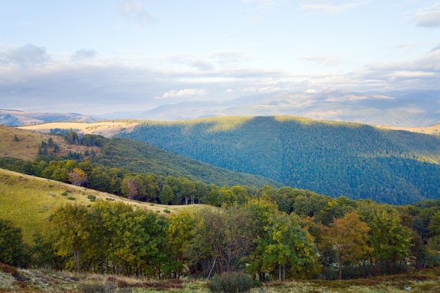 Paisagem de outono dos Montes Cárpatos (Ucrânia) com floresta verde e céu nublado