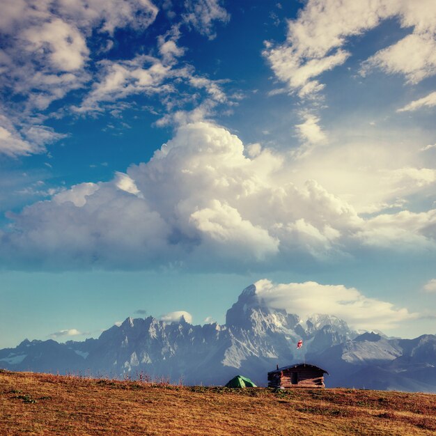 Paisagem de outono e picos de montanhas cobertas de neve.