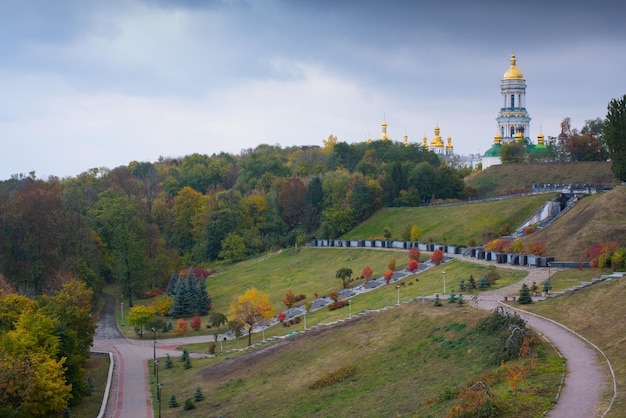 Paisagem de outono em Kiev com vista para KievPechersk Lavra
