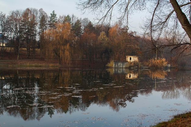 Paisagem de outono em um parque da cidade, outono na Moldávia.