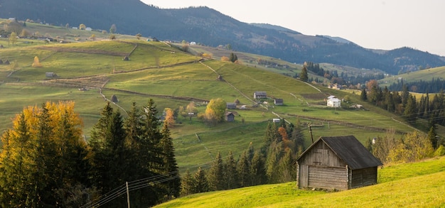 Paisagem de outono nas montanhas. Cárpatos, Ucrânia. Verhovina