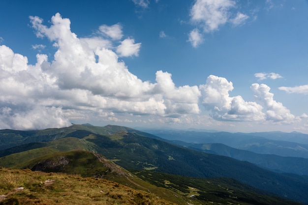 Foto paisagem de outono nas montanhas dos cárpatos. vista do pico da montanha hoverla. montanha ucraniana carpathian hoverla, vista de cima.