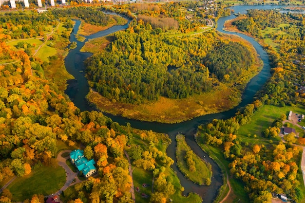 Paisagem de outono no Parque Loshitsky em Minsk Bielorrússia Outono dourado