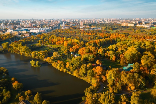 Paisagem de outono no Parque Loshitsky em Minsk Bielorrússia Outono dourado