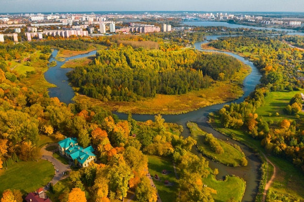 Paisagem de outono no parque loshitsky em minsk bielorrússia outono dourado