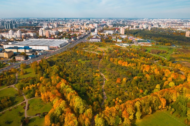 Paisagem de outono no Parque Loshitsky em Minsk Bielorrússia Outono dourado