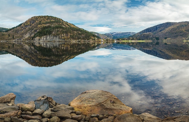 Paisagem de outono norueguês com fiorde com reflexo de montanhas e céu em águas claras