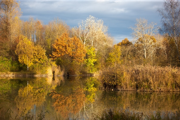 Paisagem de outono perto de um lago em Germnay