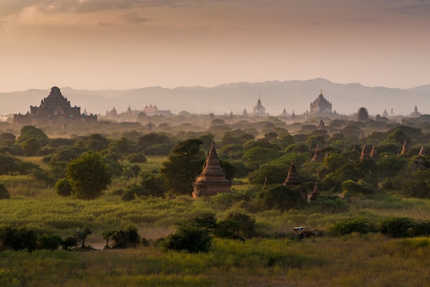 Paisagem de pagode sob um pôr do sol quente na planície de Bagan, Myanmar (Birmânia)
