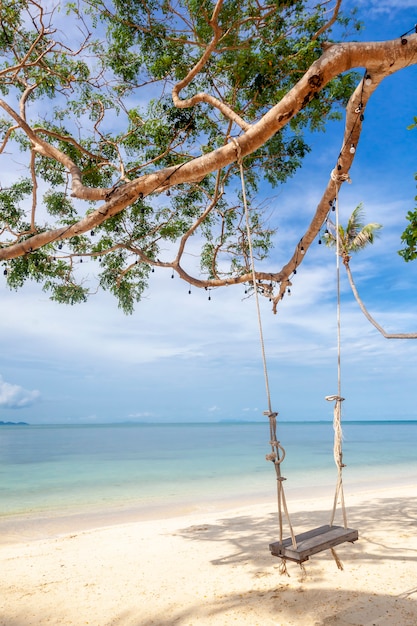 Foto paisagem de paraíso brilhante extraordinária tropical bonito, balanços à beira-mar