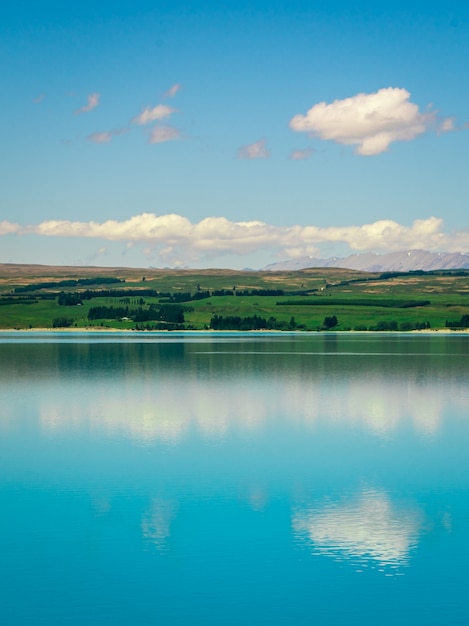 Paisagem de pastagem e lago