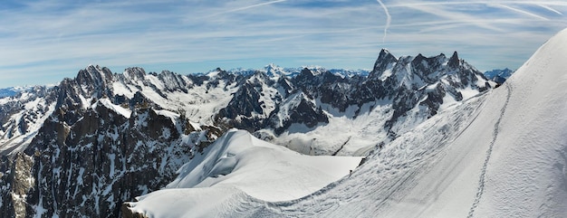 Paisagem de picos de montanha na área do Mont Blanc