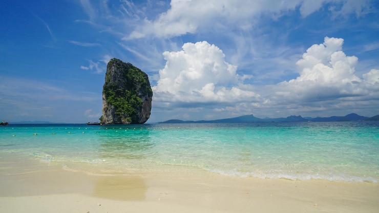 Foto paisagem de praia de ilha tropical na ilha de poda perto da ilha de hong em krabi, tailândia