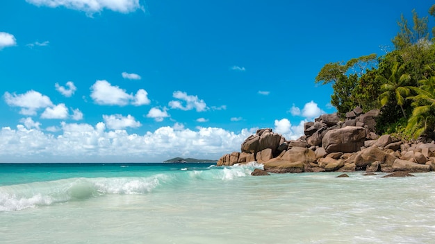 Paisagem de praia de mar azul tropical, mar liso, longa exposição, conceito de férias de verão