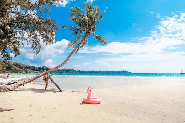 Paisagem de praia e águas azuis na ilha no verão