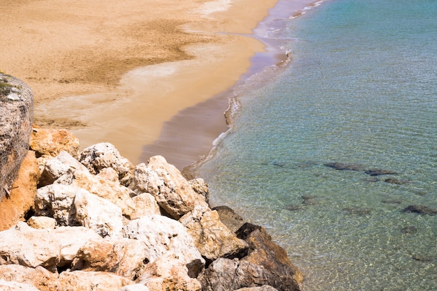 Foto paisagem de praia e mar. bela costa com areia