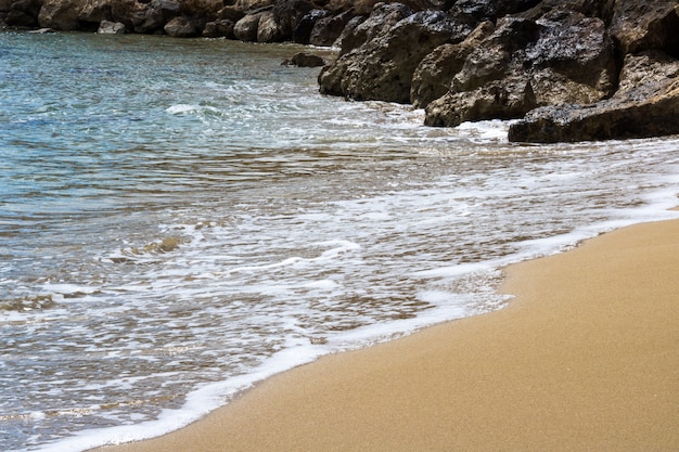 Foto paisagem de praia e mar. bela costa com areia