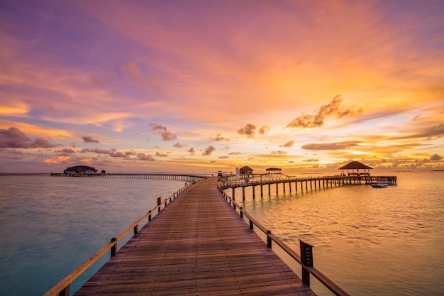 Paisagem de praia majestosa. Bela paisagem do pôr do sol das Maldivas. Nuvens coloridas do céu do mar das vilas do cais