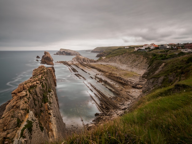 Paisagem de praia rochosa em um dia tempestuoso de verão na costa quebrada