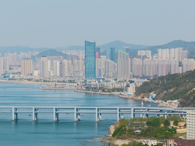 Foto paisagem de primavera à beira-mar de binhai road, na província de dalian, na china