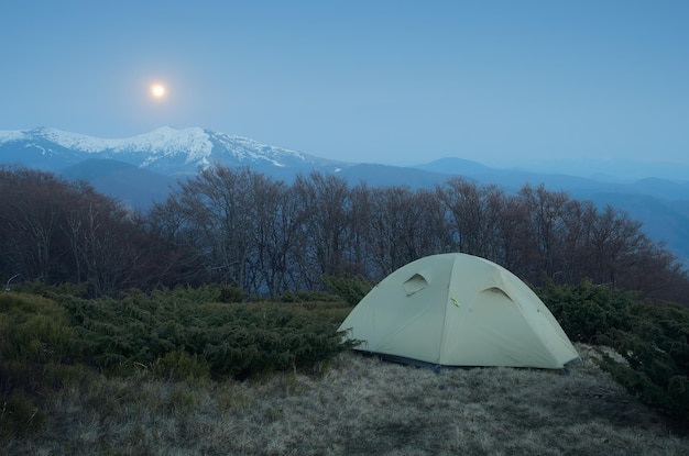 Paisagem de primavera à noite. Acampar nas montanhas ao luar. Tenda nas montanhas. Cárpatos, Ucrânia, Europa