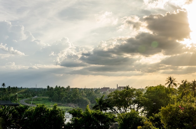 Paisagem de primavera com o pôr do sol