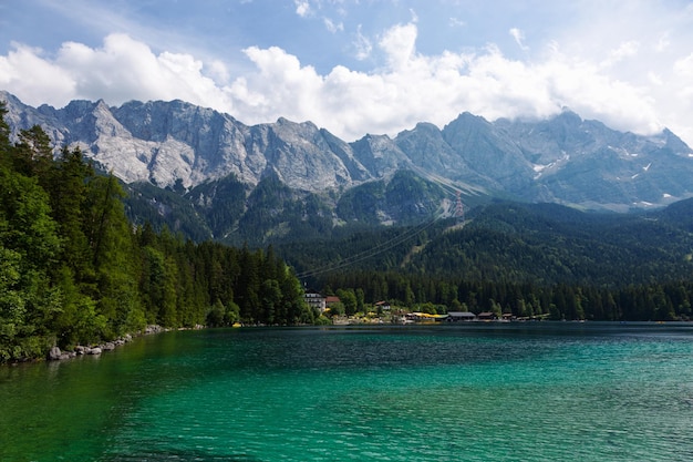 Paisagem de primavera de montanha, belos alpes e lago