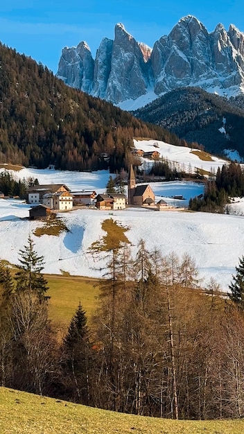 Paisagem de primavera Dolomitas Alpes aldeia de Santa Maddalena Vale de Val di Funes Tirol do Sul Itália