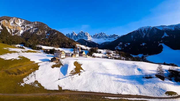 Paisagem de primavera Dolomitas Alpes aldeia de Santa Maddalena Vale de Val di Funes Tirol do Sul Itália