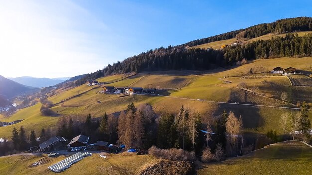 Paisagem de primavera Dolomitas Alpes aldeia de Santa Maddalena Vale de Val di Funes Tirol do Sul Itália