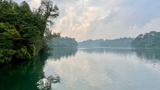 paisagem de prova de natureza para corrida e atividade na manhã panorama do lago no lago