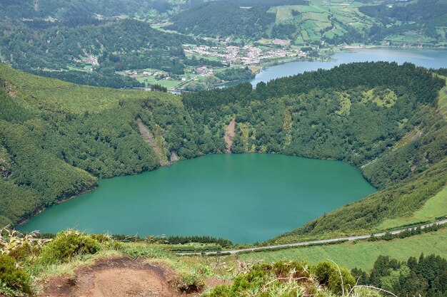 Paisagem de Sete Cidades do Mirador da Boca do Inferno ao pôr do sol com a lagoa de Santiago Sao Miguel