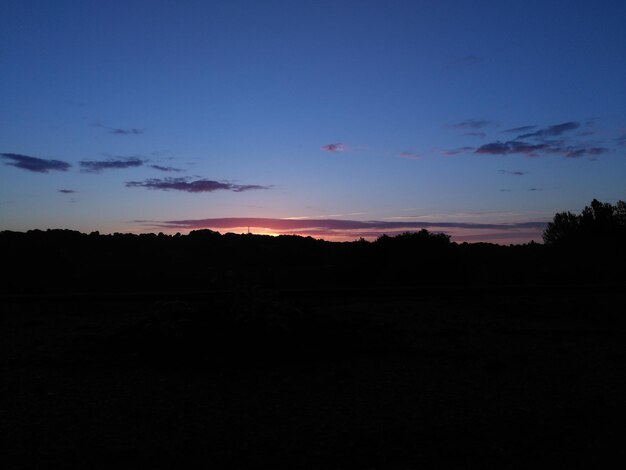 Foto paisagem de silhueta ao pôr-do-sol